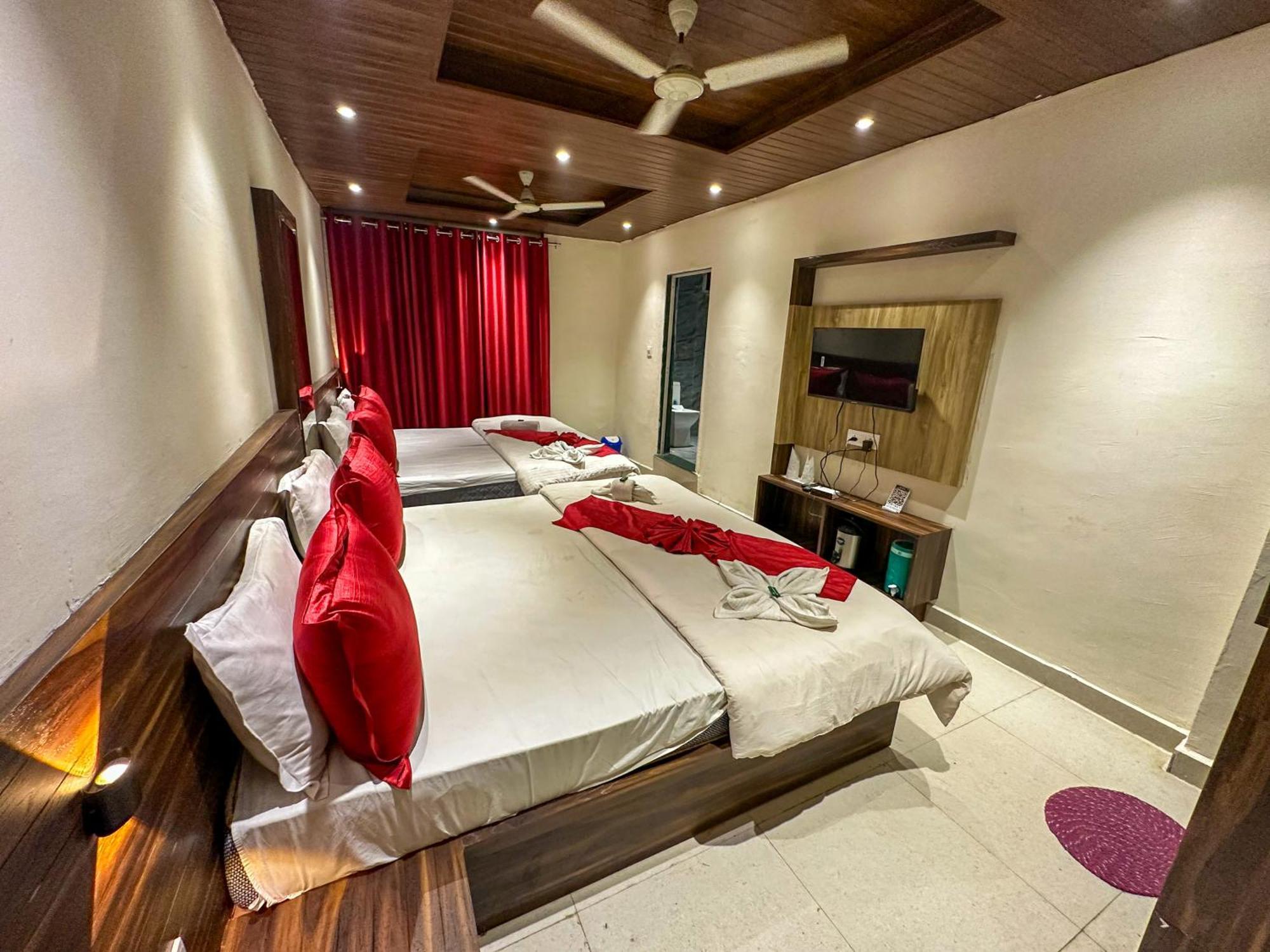 Hotel Payal & Restaurent Pachmarhī Eksteriør billede